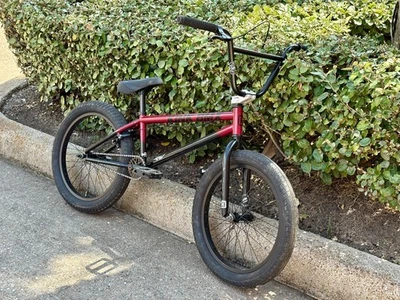 Bicicleta BMX Kink Curb, Modelo 2022 (Rojo Sangre Brillante Naranja) 20" USADA Foto 1 de 2