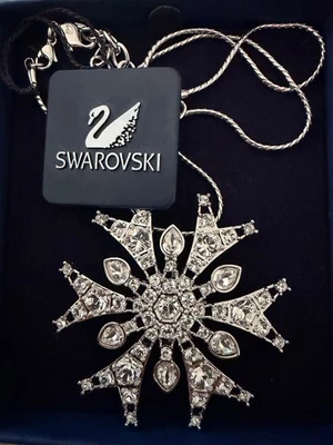 Nuevo en caja collar/pin copo de nieve Swarovski 1515848 $115,00 Foto 1 de 4