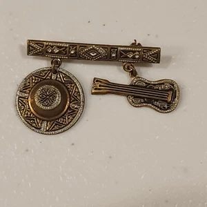Broche vintage para barra de joyería damascena con guitarra colgante y sombrero - Imagen 1 de 7