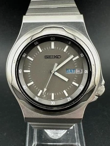 Orologio Seiko Impact Uomo Quadrante Grigio Data Giorno Eng/Kanji 36mm Quarzo 7433-6010 - Foto 1 di 13