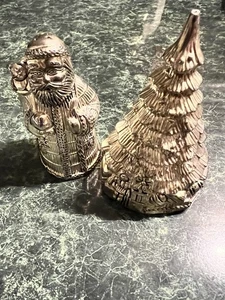 Juego de sal y pimienta International Silver Co Papá Noel y árbol de Navidad 1995 - Imagen 1 de 4
