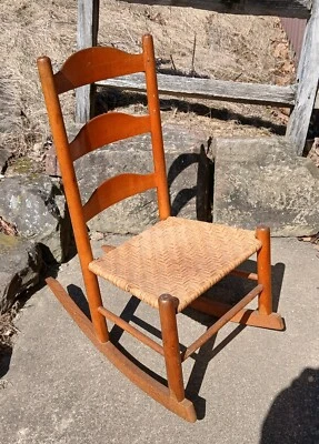 Mecedora antigua estilo coctelera de arce con respaldo de escalera con asiento tejido original 1870 Foto 1 de 4