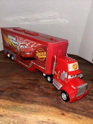 Disney Cars Toys Mack Hauler Juego de Película Camión de Juguete y Transportador Desplegable Foto 1 de 4