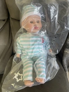 NEU Melissa & Doug Luke Baby Puppe mit Pacifer Twin 15" Stoff Vinyl Kleidung - Bild 1 von 2