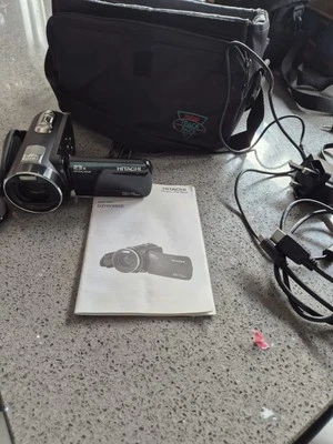 Hitachi Full HD 1920x1080 camcorder with 23x optical zoom. - Image 1 of 4