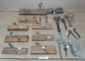LOT OF 25 ANTIQUE WOOD  PLANES AND WRENCHES   !K194F - Picture 1 of 9