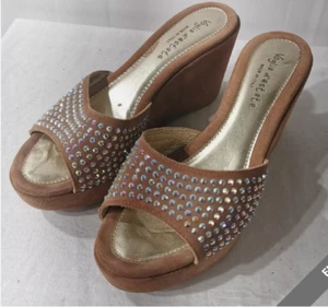 Zapatos sin cordones DDA VOGLIA D'ESTATE gamuza tostada detalle tachuelas tacón de cuña punta abierta talla 4 - Imagen 1 de 6