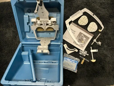 Articulador odontológico Denar com arco facial e outros acessórios e estojo de transporte - Imagem 1 de 4