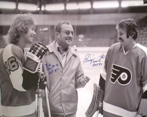 FOTO 16X20 BOBBY CLARKE & BERNIE PADRE DOBLE AUTOGRAFIADO PHILADELPHIA FLYERS  - Imagen 1 de 1