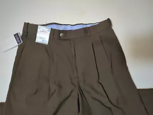 NWT Roundtree and Yorke Travel Smart Dress Pants Mens 32x32 Brown Pleated - Picture 1 of 8