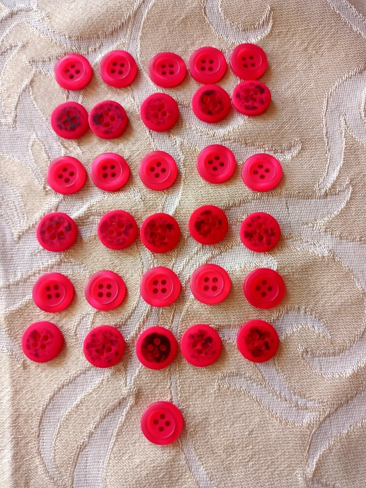 Konvolut an 31 roten "Knöpfe" 15 mm Durchmesser 3mm dick 4 Loch - Bild 1 von 1