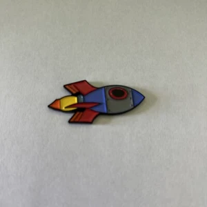 NEW PINS AND ACES ROCKET EMOJI METAL & ENAMELED GOLF BALL MARKER - Picture 1 of 3