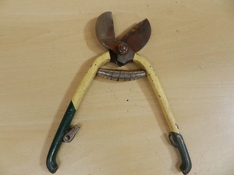 cute vintage Hand Pruners good spring & blade ( great colors ) Cover
