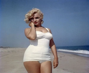 Marilyn Monroe - En la playa en bikini blanco - Nueva alfombra para ratón - Imagen 1 de 1