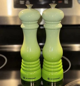 Le Creuset Salzstreuer & Pfeffermühle 2er Set hellgrüne Palmenombré Geschirr - Bild 1 von 12