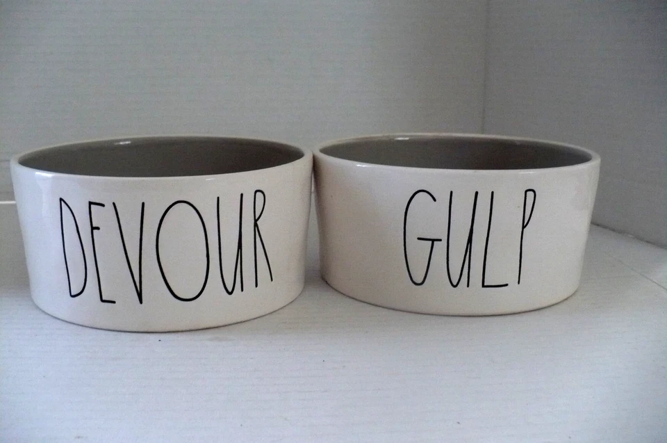 Conjunto/2 pratos de cerâmica Ray Dunn para animais de estimação "Devour" e "Gulp" - Imagem 1 de 4