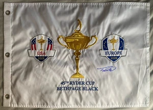 2025 RYDER CUP EUROPA - TOMMY FLEETWOOD AUTOGRAMM BESTICKT OFFIZIELLE PIN FLAGGE C - Bild 1 von 5