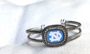 North Carolina Teer Heels Silber verdreht Kristall Manschette Armband Schmuck NCAA - Bild 1 von 2
