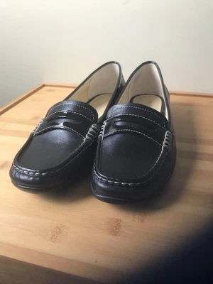 MADERA DE SEDA - Inflex de Anne Klein cuero negro con ribete de charol Foto 1 de 4