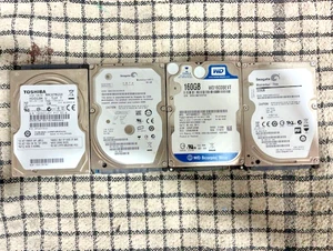 LOT TRAVAUX de 4 disques durs SATA pour ordinateur portable 2,5", 2x 320Go et 2x 160Go marques mixtes - Photo 1/5