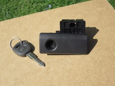 Cierre de guantera Mazda RX8 '04-11 compartimento manija OEM negro con llave Foto 1 de 2