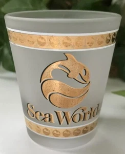 Sea World Park Logo Emperor Penguins 1986 vidrio de chupito borde dorado esmerilado Shamu - Imagen 1 de 4