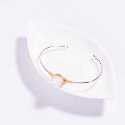 Brazalete de plata con piedra perlada brillante y alambre con acento dorado Foto 1 de 4