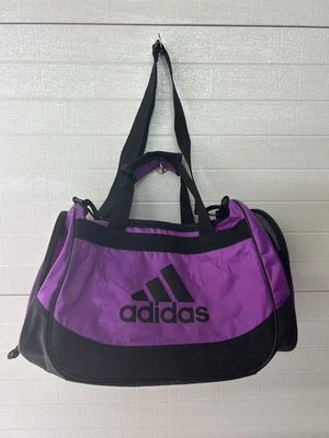 Bolsa esportiva moderna Adidas Defender roxa/preta grande academia nova sem etiquetas - Imagem 1 de 4