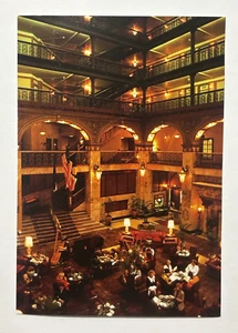 Postal del vestíbulo del Brown Palace Hotel Denver Colorado sin publicar - Imagen 1 de 3