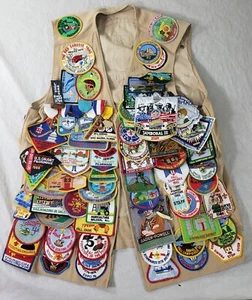 Vecchio gilet e camicia BSA boy scout 120 toppe + medaglie + distintivi + lotto 1944-2001 - Foto 1 di 24