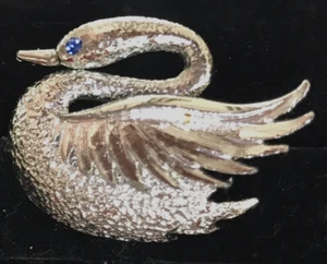 Broche cisne tono plata Gerry's de colección con acento de ojos de estrás azul, BONITO - Imagen 1 de 2
