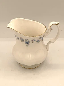 Royal Albert Memory Lane Milchkännchen 4 1/2" 8 Unzen blaue Blumen Englisch Bone China - Bild 1 von 6