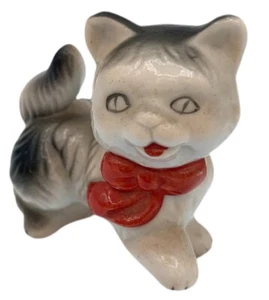 Statuina gatto gattino fiocco rosso miagolio felino bambino gattini lingua rossa ceramica Giappone vintage - Foto 1 di 5