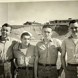Fotografía instantánea vintage en blanco y negro guapos hombres jóvenes uniforme de trabajo militar fumar - Imagen 1 de 12