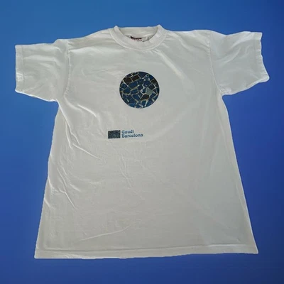 Camiseta Blanca Barcelona Trencadis Mosaico Por Artista Español-Arco Gaudí, Hombre’s M Foto 1 de 4