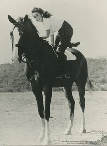 A29 A2916 - Elizabeth Taylor in "National Velvet", 1944 - Bild 1 von 2