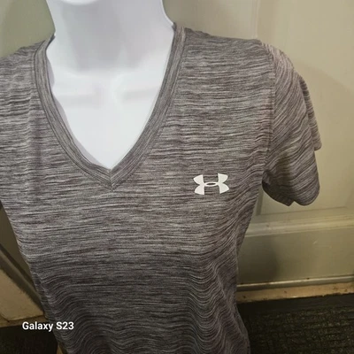 Under Armour 女式大码紫色宽松 V 领 HeatGear 运动 T 恤 — 第 1/4 张图片