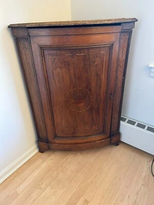 Gabinete esquinero austriaco con incrustaciones de nogal del siglo XVIII Foto 1 de 4