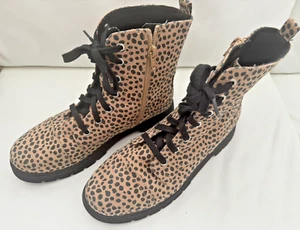 Stiefel Arizona Jean Co Damengröße 8 gepunktet Tier Memory Foam seitlicher Reißverschluss neu ohne Etikett - Bild 1 von 8