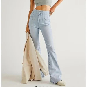 Nuevos Pantalones de mezclilla Free People Jayde acampanados tiro alto en azul claro lavado al mar talla 31 - Imagen 1 de 11