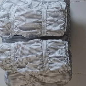 Pottery Barn Teen geraffte Nadelstreifen F/Q Bettdecke 2 Std Schein hellgrau weiß neu - Bild 1 von 7