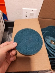 10 pezzi - 3M Scotch-Brite SC-DN 4-1/2" Roloc TN disco rapido ossido di alluminio in perfette condizioni - Foto 1 di 4