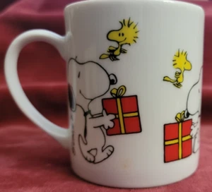 VINTAGE PEANUTS SNOOPY WOODSTOCK CHRISTMAS PRESENT MUG JAPAN 1958 1965 - Picture 1 of 8