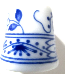 Vintage blau weiß Blumen Porzellan Nähen Fingerhut Hutschenreuther Germany - Bild 1 von 4