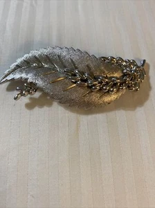 Krone Trifari Brosche Anstecknadel gebürstet silberfarben Blatt Beeren 3 1/2" hoch Vintage - Bild 1 von 4