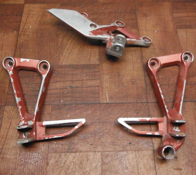 PAR DE APOIOS TRASEIROS PARA OS PÉS HONDA CB300F CBR250R CBR300R FABRICANTE DE EQUIPAMENTO ORIGINAL - Imagem 1 de 4