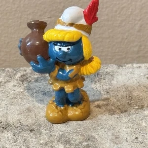 Vintage 1983 Schlumpfine Indianer Indianer mit Krug PVC Figur Hongkong - Bild 1 von 4