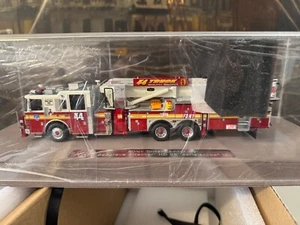 Fire Replicas FR009-44 Seagrave Attacker FDNY Tower Ladder 44 1:50 - Imagen 1 de 4