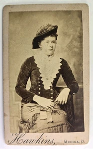 Antik CDV Foto Ausweis viktorianische Frau Kostüm Mode Hawkins Medina OH - Bild 1 von 3