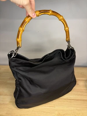 Bolso Hobo Gucci Vintage con Mango de Bambú Negro Nylon y Borde de Cuero Foto 1 de 4